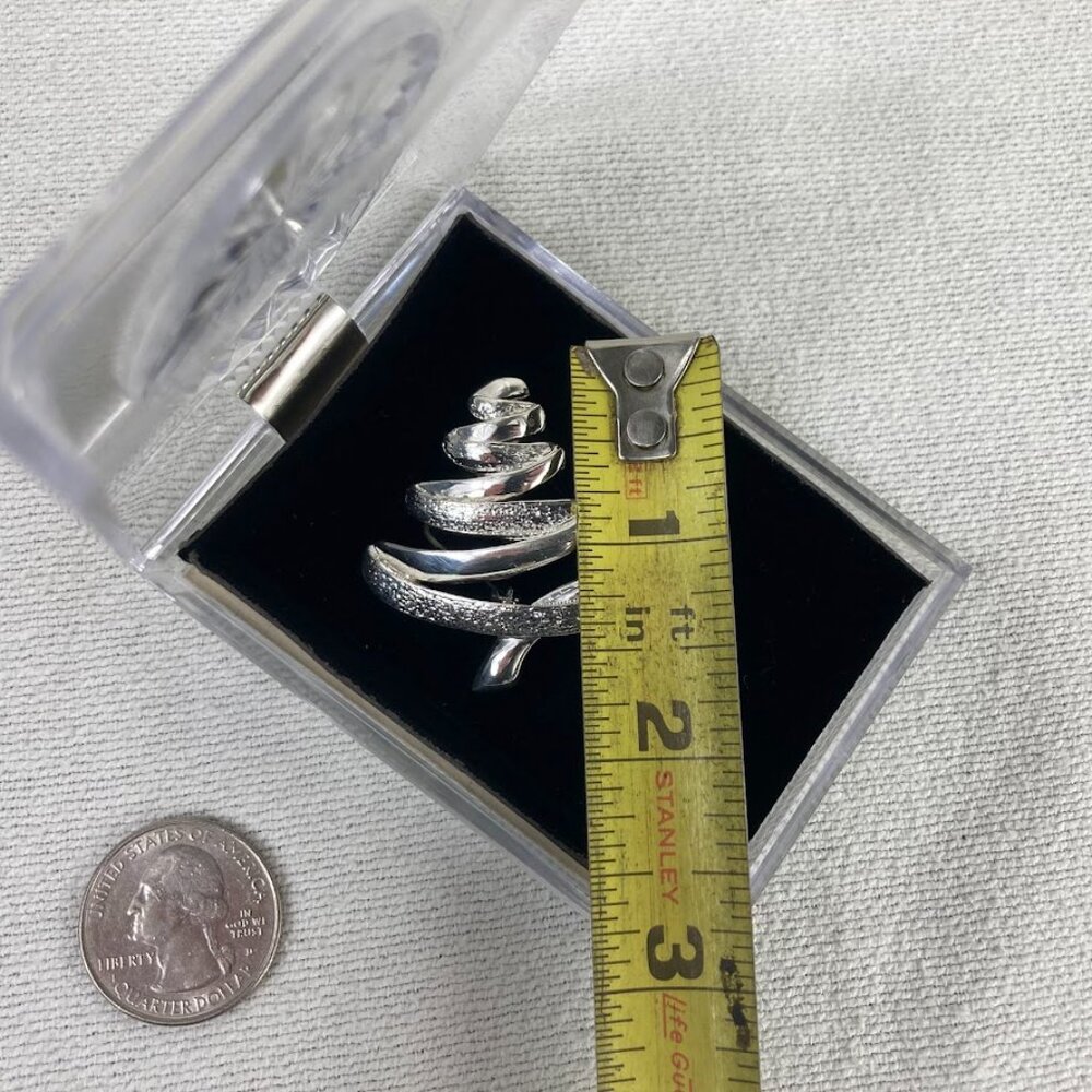 Silver Swirl Christmas Tree Brooch Pin in Display Box Vintage Holiday Jewelry - Picture 6 of 8